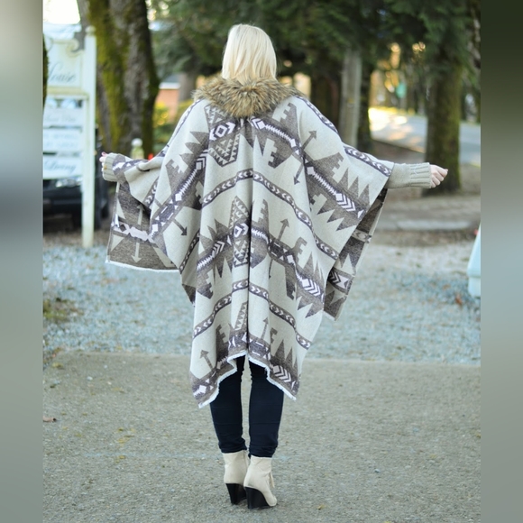 Cape / Poncho with Faux Fur Neckline Trim - Picture 3 of 8